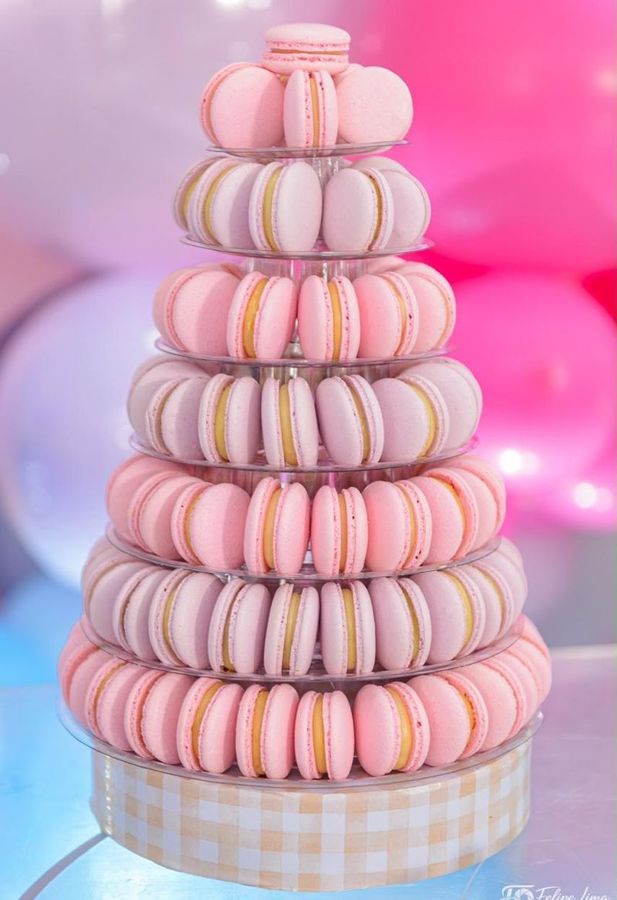 Torre de macarons rosa, camadas