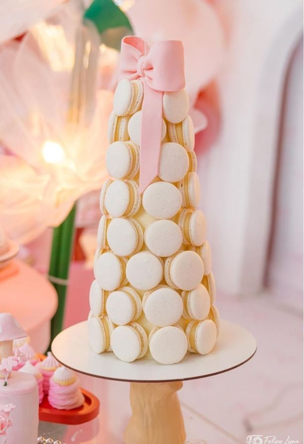 Torre de macarons cone com laço rosa