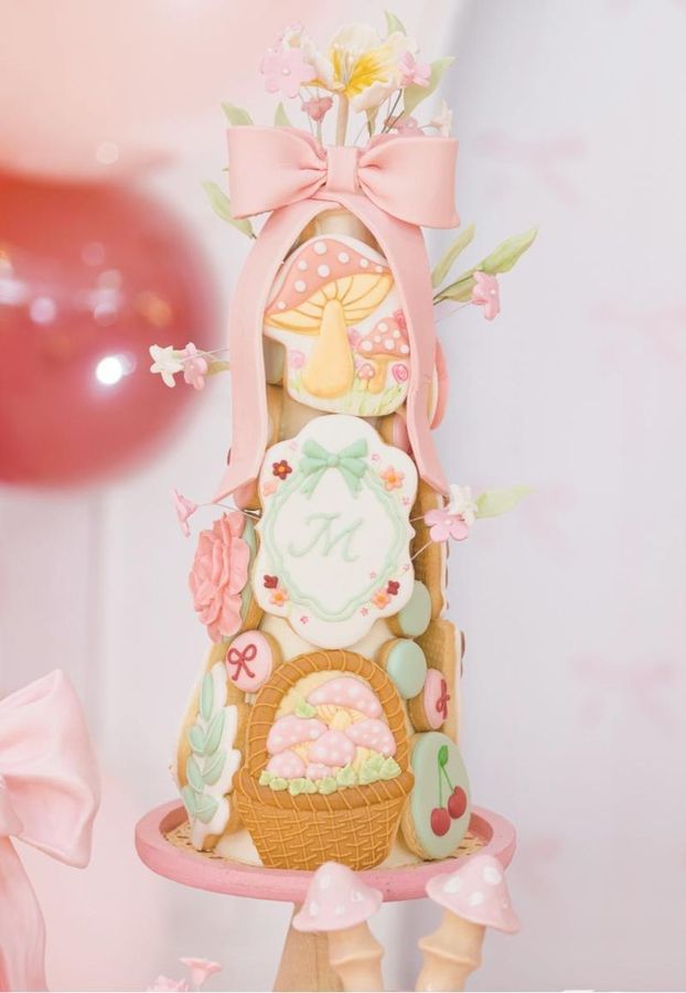 Torre de biscoitos decorados, tema cogumelo e cesta