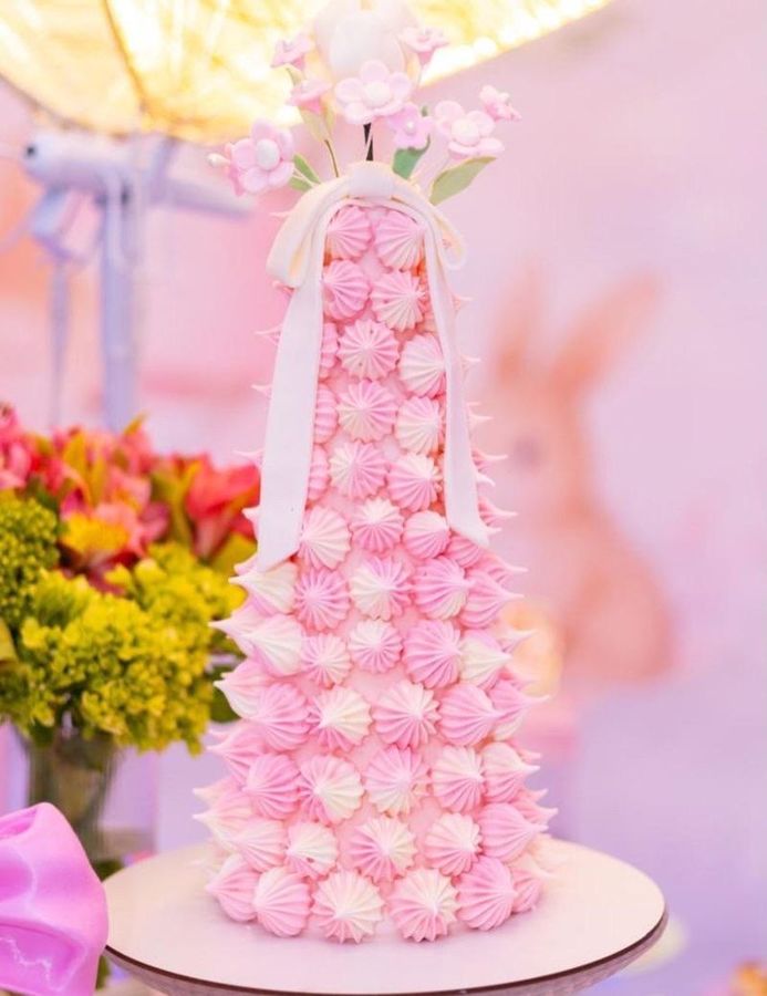 Torre de suspiro rosa com flores e laço