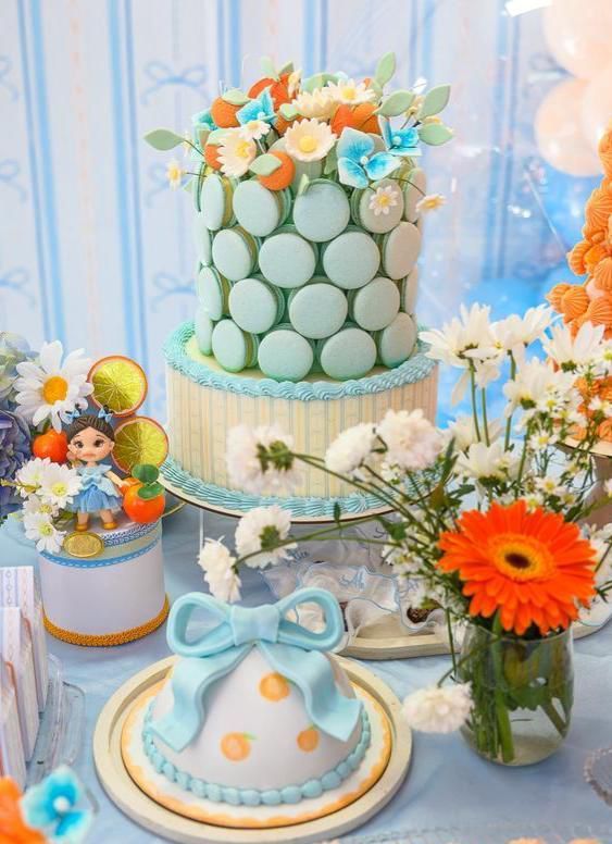 Bolo decorado com macarons