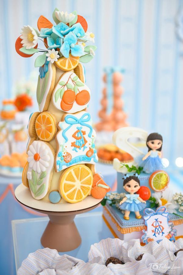 Torre de biscoitos personalizada, tema Alice e Sophia