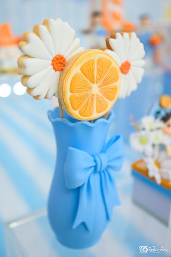Biscoitos decorados em formato de margarida e laranja